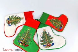  Ủng đựng quà Noel trắng viền xanh cỡ nhỏ -thêu cây thông và hộp quà